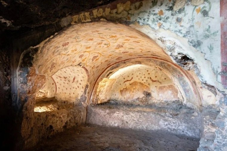 Malowidła odsłonięte w jednym z grobowców / (fot. Blaundos Archaeological Excavation Project Archive)