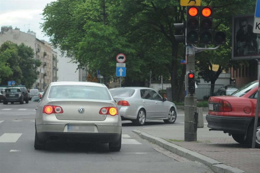 Kaczyński jedzie na czerwonym!