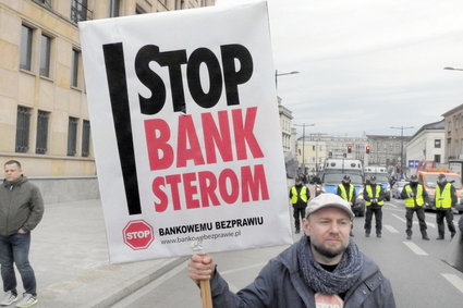 Nawet pięć banków pod kreską. Branża ostrzega, że politycy mogą zachwiać całym sektorem