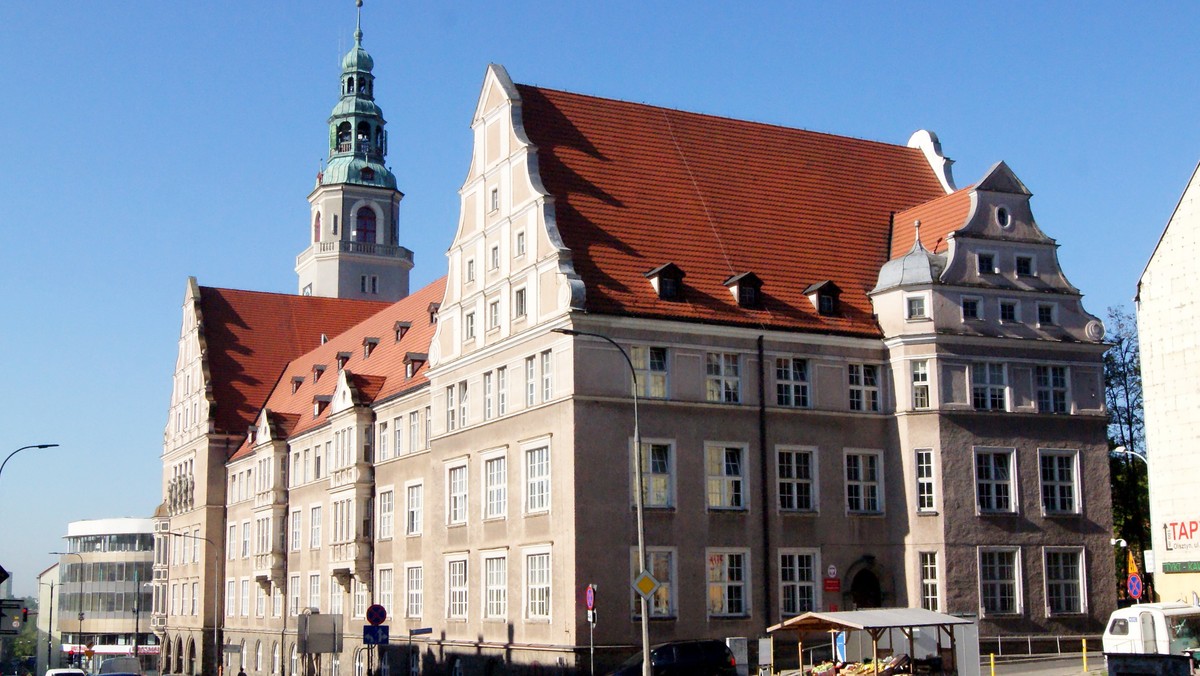 Prezydent miasta otrzymuje informacje o tzw. martwych duszach w placówkach, do których dopłaca samorząd. Mowa nawet o podrabianiu podpisów. Sprawa zostanie skierowana do kuratorium.