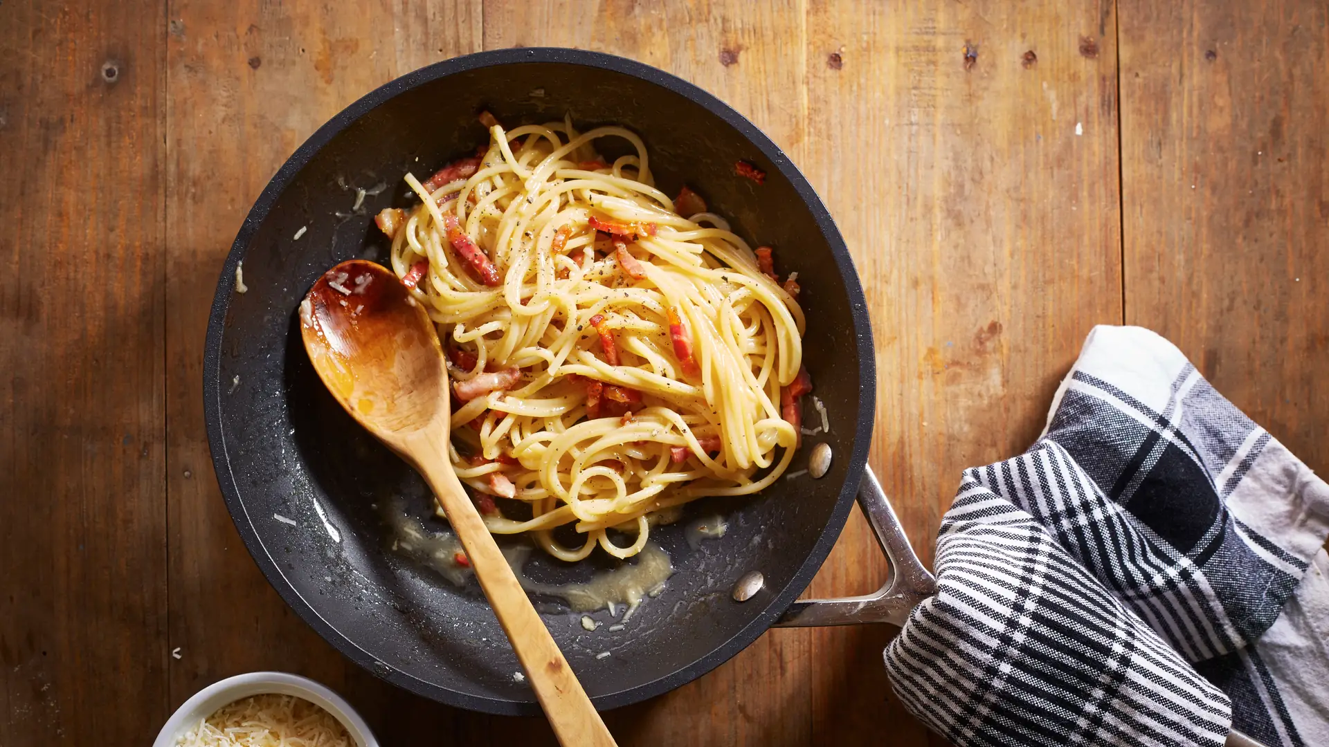 Makaron z sosem carbonara bez śmietany: klasyczna wersja włoska