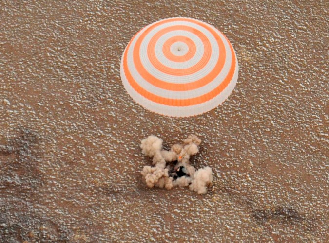 Sojuz TMA-19 ląduje w Kazachstanie