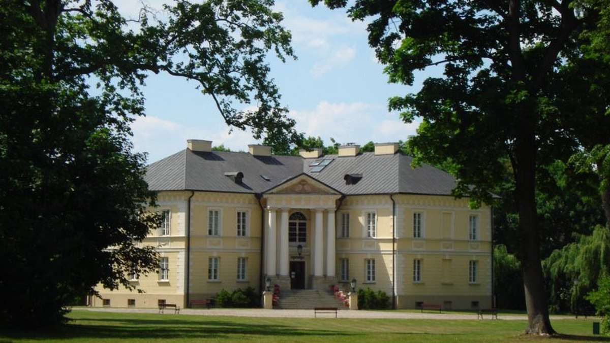3700 nowych drzew i krzewów znalazło się w XVIII-wiecznym parku otaczającym pałac współtwórcy Konstytucji 3-Maja gen. Augustyna Gorzeńskiego w Dobrzycy (Wielkopolskie). W tych dniach zakończyła się rewaloryzacja zabytku, w którym mieści się Muzeum Ziemiaństwa.