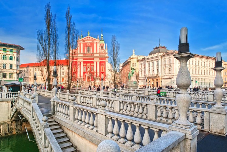 Dzięwięcioletnia podstawówka jest tutaj podzielona na trzy równe części. W klasach od I do III dzieci otrzymują tylko oceny opisowe. W klasach IV do VI towarzyszą im oceny numeryczne, zaś w klasach od VII do IX uczniowie oceniani są już tylko za pomocą stopni wyrażonych w skali od 1 (najlepsza) do 10 (najgorsza)<br><br>Na zdjęciu: Ljubljana - stolica Słowenii
