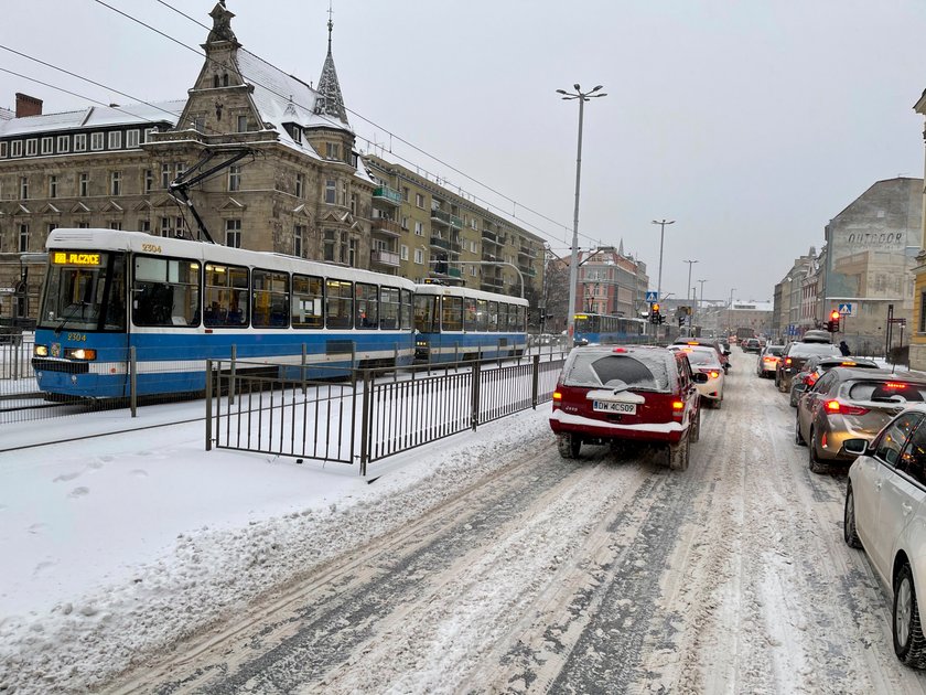 Pogodowy armagedon w całej Polsce! Zima znów zaskoczyła drogowców...