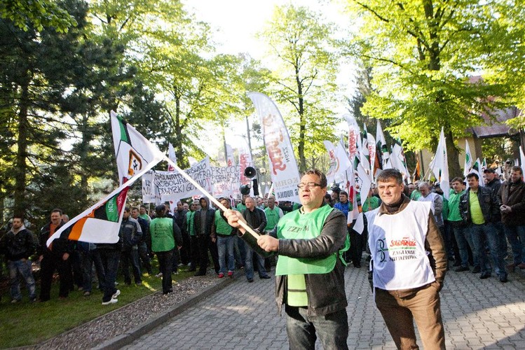 Manifestacja związkowców pod siedzibą KGHM w Lublinie