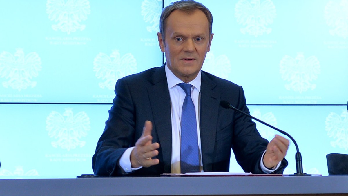 Premier Donald Tusk jutro ma rozmawiać z szefem brytyjskiego rządu nt. jego wypowiedzi o polskich imigrantach. Tusk uważa słowa Davida Camerona za niestosowne. - Nikt nie ma prawa wskazywać Polaków jako szczególną grupę, która czegoś nadużywa czy wykorzystuje - oświadczył Tusk.