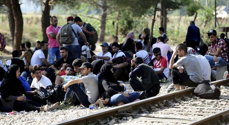Migrants wait on the Greek side of the border to enter Macedonia near Gevgelija, Macedonia, en route to northern Europe, July 20, 2015.    REUTERS/Ognen Teofilovski