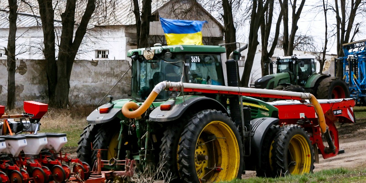 Rosyjska agresja na Ukrainę zakłóciła kalendarz prac rolniczych. W wielu miejscach nie odbywają się wiosenne zasiewy. W regionach, gdzie nie ma działań wojennych, brakuje m.in. paliwa czy nawozów.