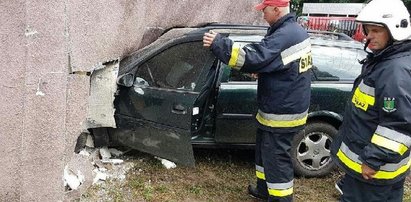 Auto wbiło się w dom. 29-latka robiła to za kierownicą