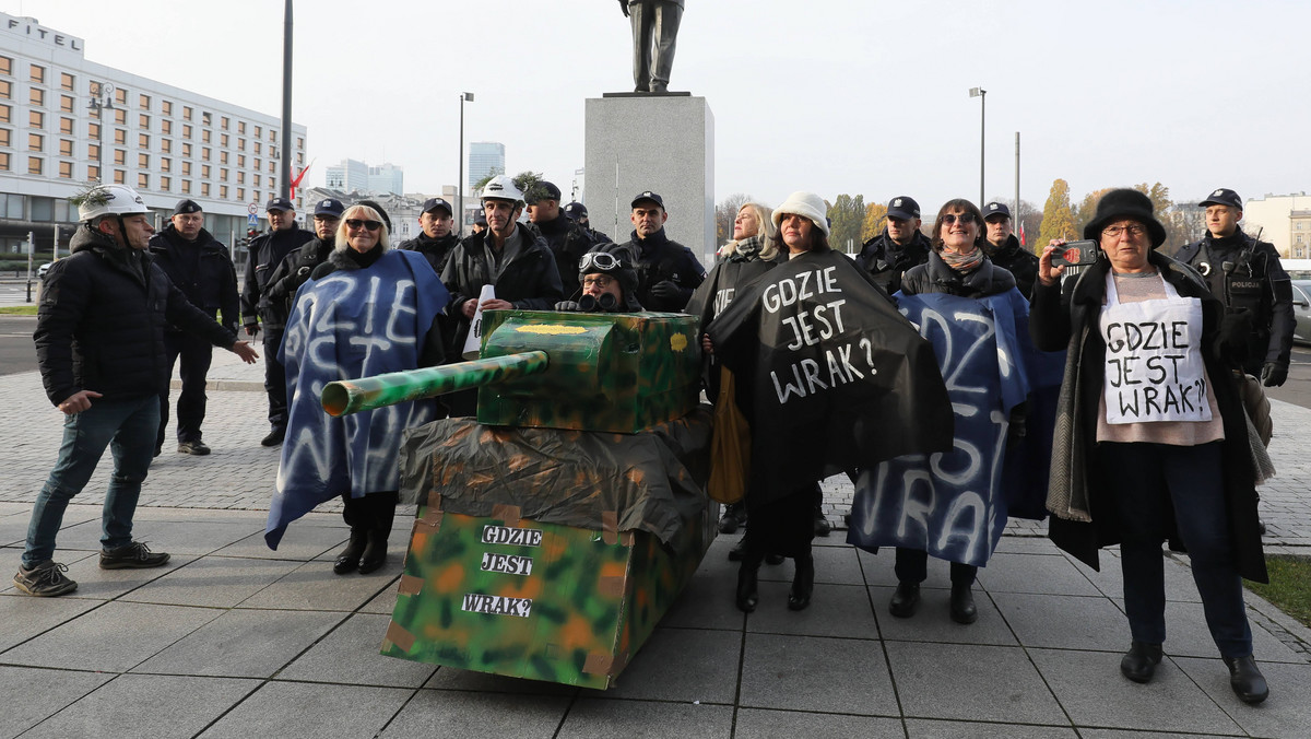 Warszawa: Tekturowy czołg na pl. Piłsudskiego. Mariusz Błaszczak komentuje