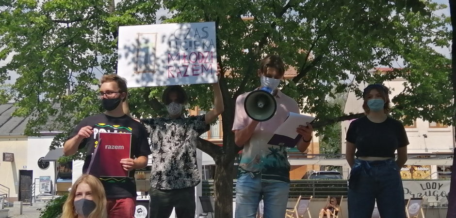 Protest klimatyczny w Bełchatowie zorganizowany przez młodzież z Partii Razem