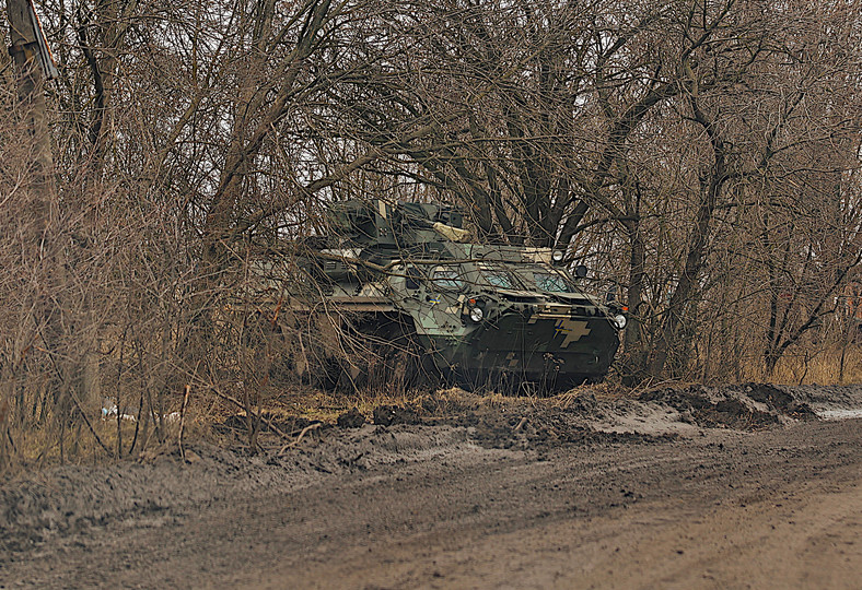 Ukryty transporter opancerzony BTR-3 armii ukraińskiej widziany z drogi w sektorze Bachmutu, 11 marca 2023 r.