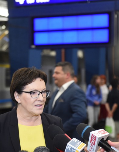Ewa Kopacz rozmawia z dziennikarzami na Dworcu Centralnym
