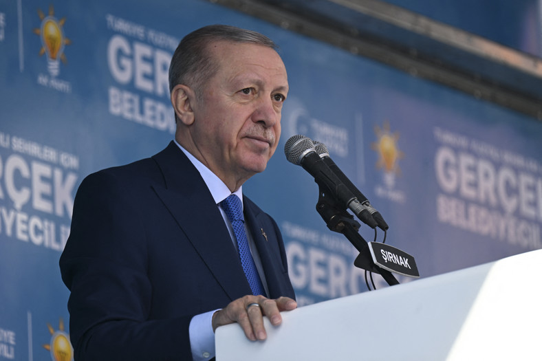 Prezydent Turcji Recep Tayyip Erdogan przemawia podczas wiecu wyborczego swojej partii w Sirnak, Turcja, 13 marca 2024 r.