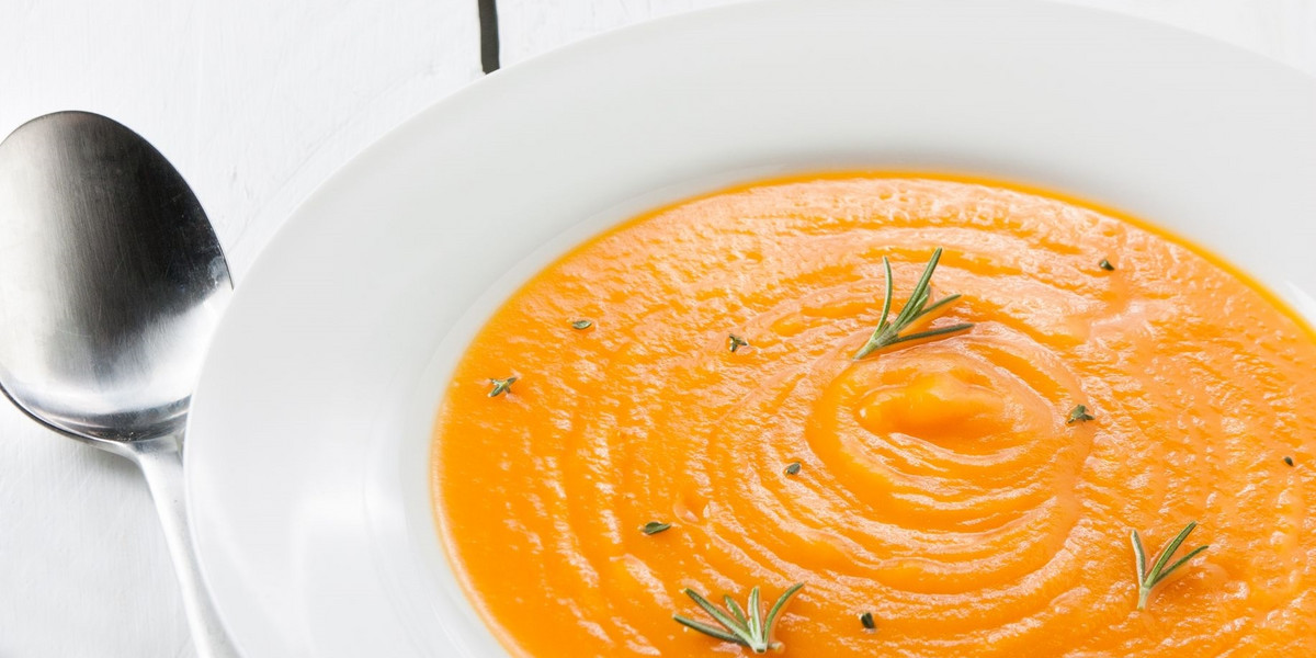 Pysza zupa dyniowa – z ziołami i płatkami chilli.