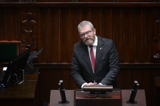 Poseł Konfederacji Grzegorz Braun na sali obrad izby w Warszawie