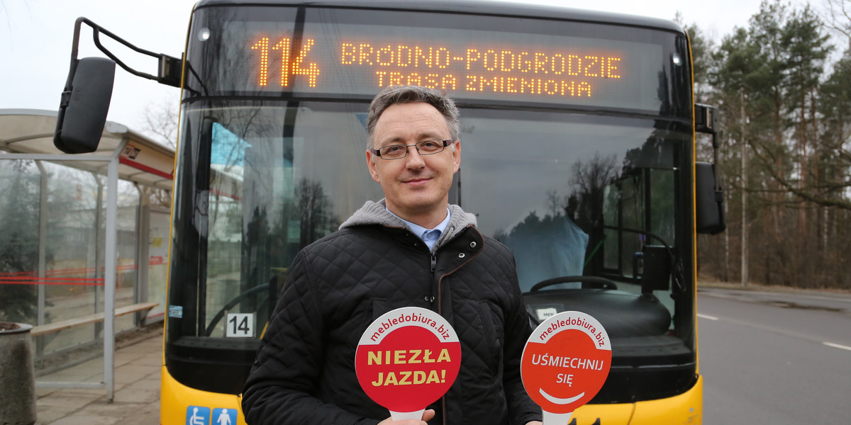 Po stolicy jeździ niezwykły autobus z wesołym kierowcom