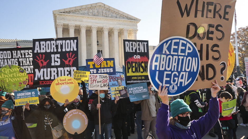 Protesty przed Sądem Najwyższym USA po decyzji w sprawie Dobbs v. Jackson. Wyrok unieważnił konstytucyjne prawo do aborcji w Stanach Zjednoczonych