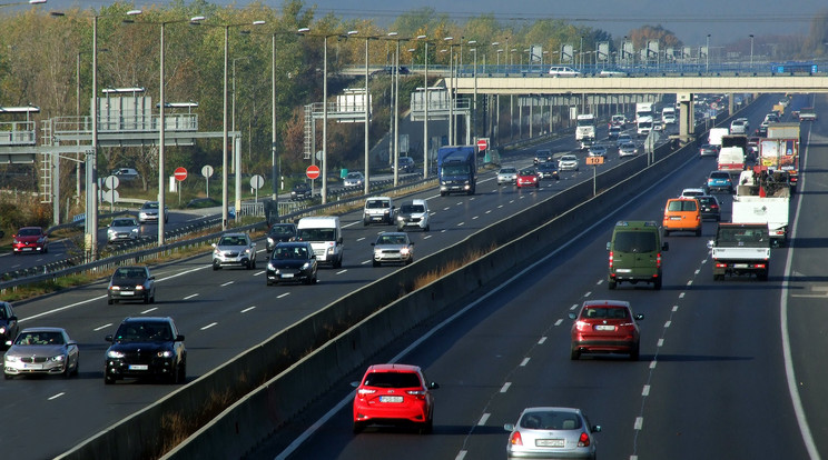 Lassan halad a forgalom az M7-es autópályán / Fotó: MTVA/ Jászai Csaba