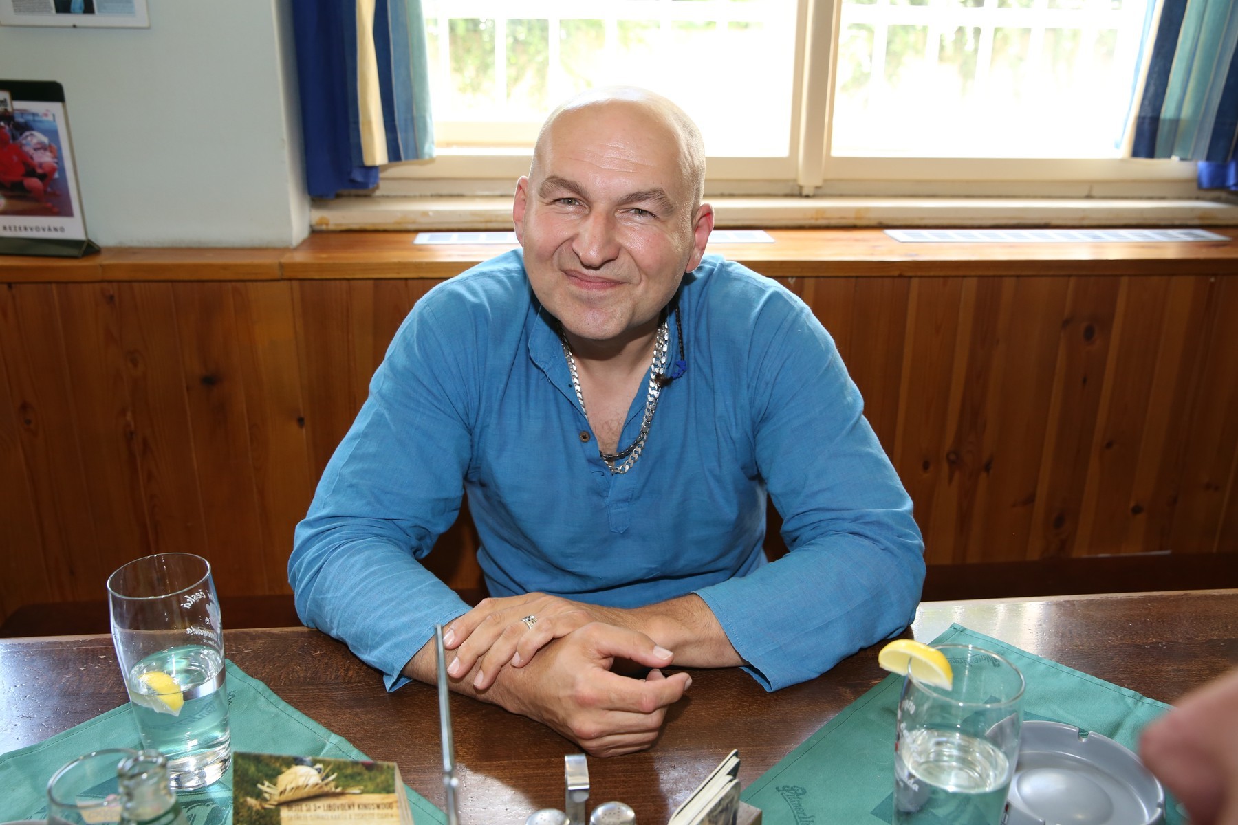 Český spevák, skladateľ, frontman skupiny Tři sestry Lou Fanánek Hagen, vlastným menom František Moravec.