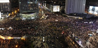 Tak wygląda Strajk Kobiet w Warszawie. Tłumy na ulicach