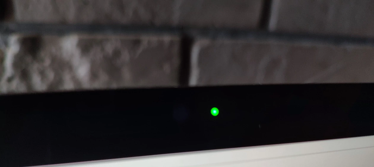 Apple Studio Display – gdy kamera jest włączona, na górze ekranu zapala się zielona dioda