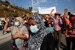 Setki migrantów protestowały na Lesbos. Grecka policja użyła gazu