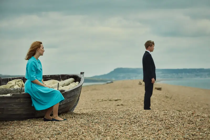 Saoirse Ronan i Billy Howle, kadr z filmu &quot;Na plaży Chesil&quot;