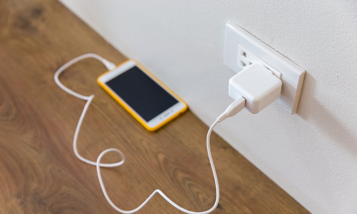 Jak prawidłowo ładować telefon? Tylko taka kolejność jest dobra dla baterii