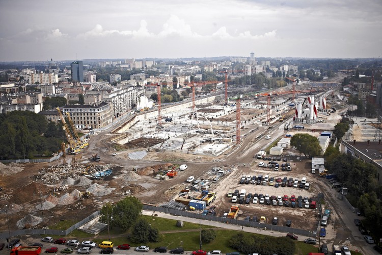 W Nowym Centrum powstaną biurowce, restauracje, obiekty kultury i rozrywki.
Na zdjęciu: Widok na budowę podziemnego dworca kolejowego Łódź Fabryczna oraz Nowe Centrum Łodzi i EC1. fot.(2)