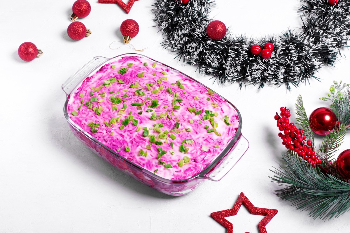 Shuba,Salad,With,Herring,,Vegetables,And,Mayonnaise,Surrounded,By,New