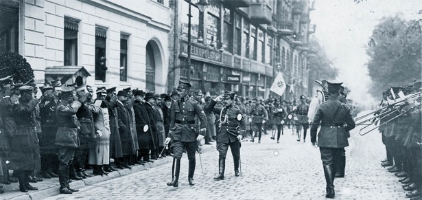 Bohater jednego z największych skandali obyczajowych w II RP Feliks Piekucki na defiladzie w Poznaniu (1919 r.)