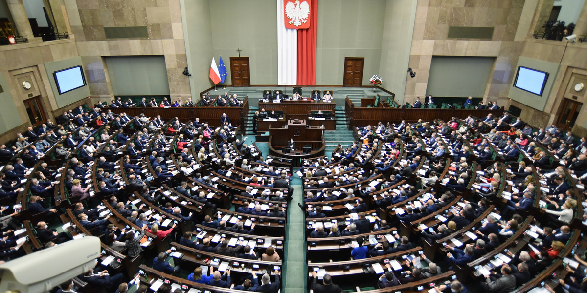 Posłowie na Polskim Ładzie nieco stracą, ale dzięki podwyżkom z zeszłego roku nie tak dużo, jak reszta Polaków.