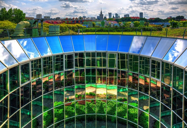 W rankingu innowacyjności Bloomberga Polska uplasowała się na 25. miejscu. Czy to wysoko? Z jednej strony, jesteśmy za plecami Rosji, Chin i Nowej Zelandii, z drugiej, wyprzedzamy takie kraje jak Grecja, Portugalia czy Hongkong, których gospodarki znajdują się na wyższym poziomie rozwoju od naszej. Najlepiej zostaliśmy ocenieni pod względem firm działających w zakresie nowych technologii oraz przemysłu. Najgorzej wypadamy pod względem personelu badawczego (naukowego) oraz badań i rozwoju. Ranking potwierdza krytyczne głosy o braku współpracy polskiej nauki z biznesem. Na fot. Warszawa