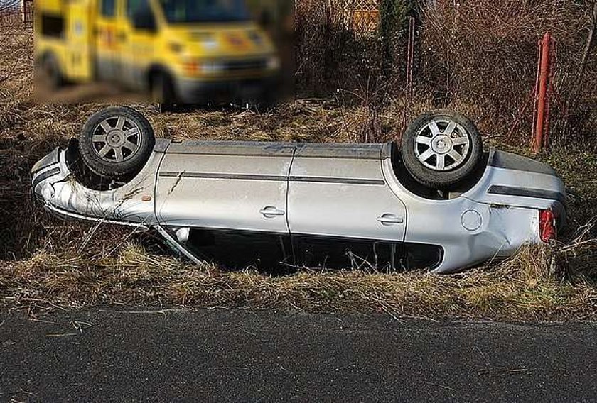 Volkswagen dachował po poślizgu. Foty