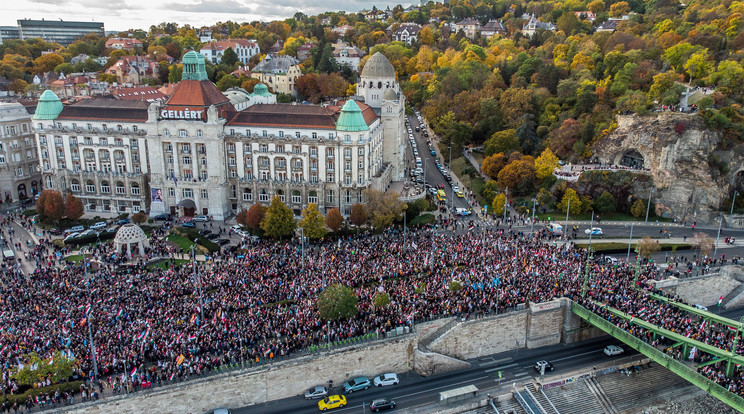  A Civil Összefogás Fórum - Civil Összefogás Közhasznú Alapítvány (CÖF-CÖKA) Békemenetének résztvevői vonulnak a Gellért téren és a Szabadság hídon az 1956-os forradalom és szabadságharc 65. évfordulóján, 2021. október 23-án. / Fotó: MTI/Czeglédi Zsolt