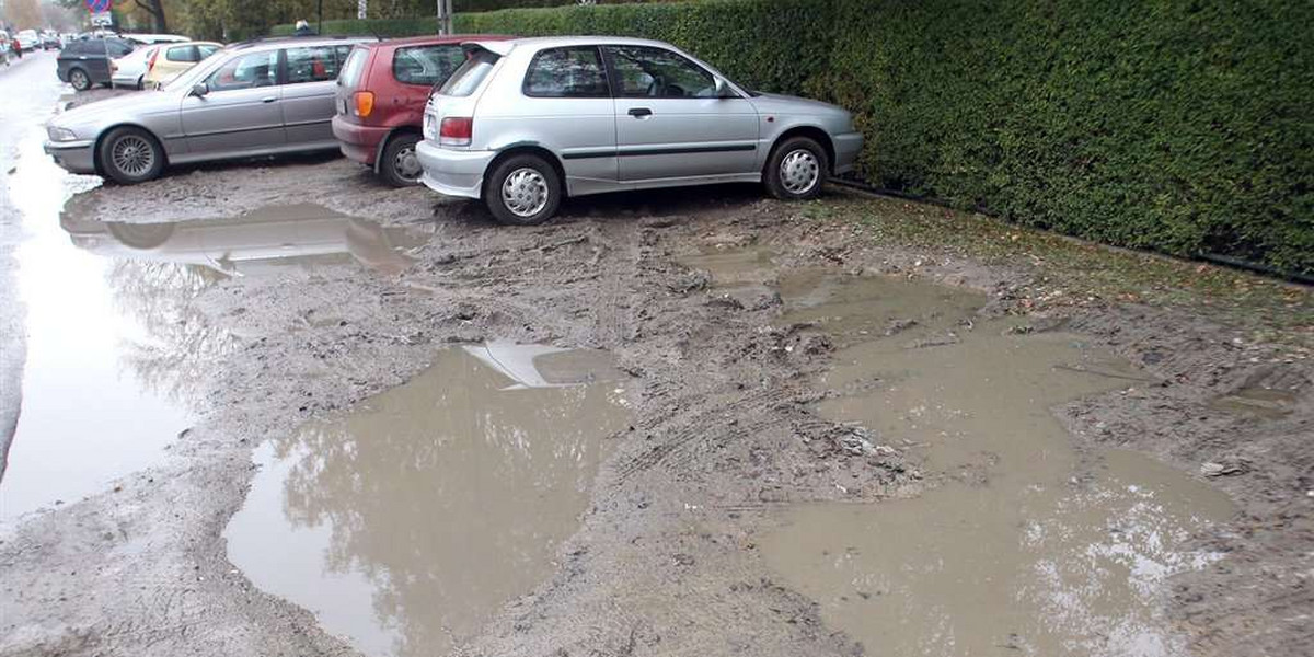 Toniemy w błocie pod cmentarzem Batowickim