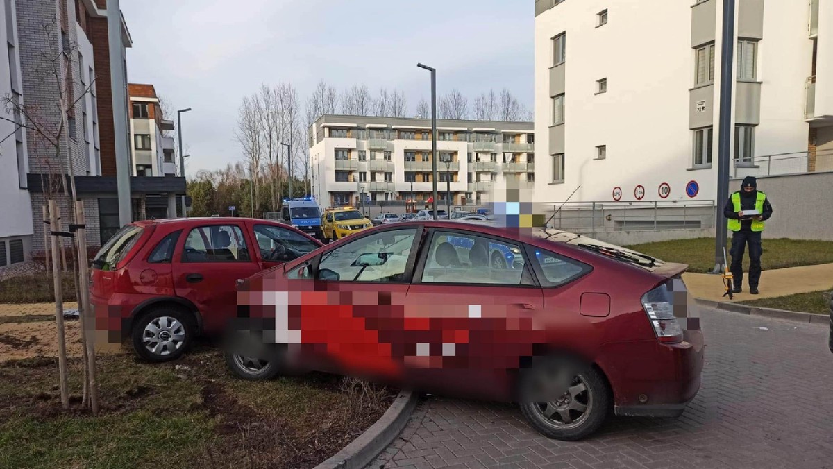 Dwa auta zderzyły się na osiedlu. Do szpitala trafiło 2-letnie dziecko