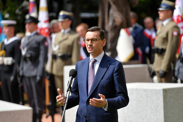Premier Mateusz Morawiecki podczas uroczystości odsłonięcia pomnika Lecha Kaczyńskiego