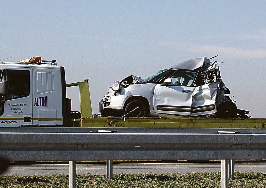 kamion je potpuno smrskao auto u kojem su bili pripadnici vojske