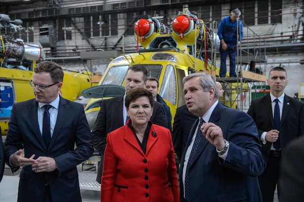 Krzysztof Krystowski, premier Beata Szydło i Mieczysław Majewski w Świdniku