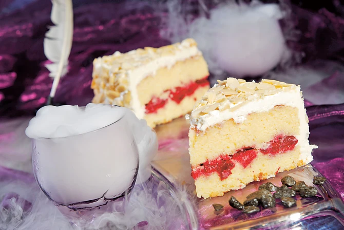 Kolač s jagodama i bademima