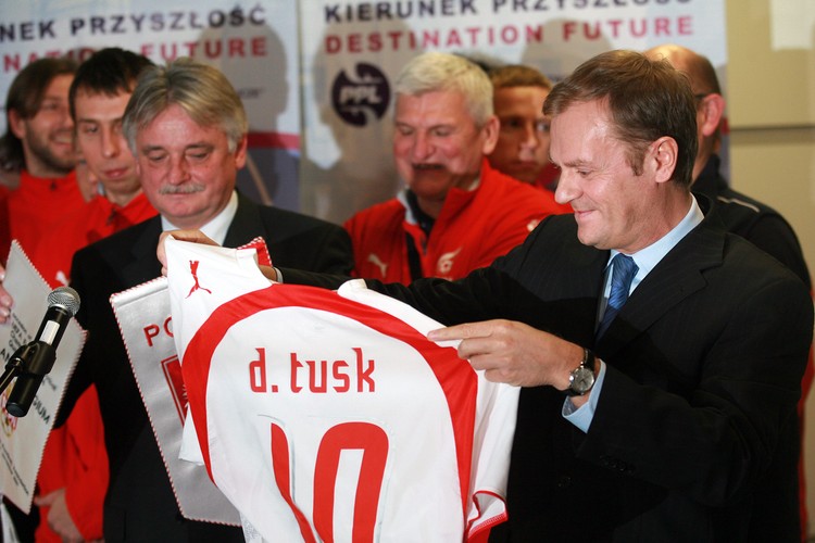 Premier Tusk powitał na Okęciu polską reprezentację piłkarską