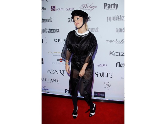 Doda. Gdyby utrzymała poziom z początku roku, zapewne znalazłaby się w czołówce najlepiej ubranych polskich celebrytek. Jednak ostatnie miesiące obfitowały w nieudane stylizacje Dody. Dziwaczne…