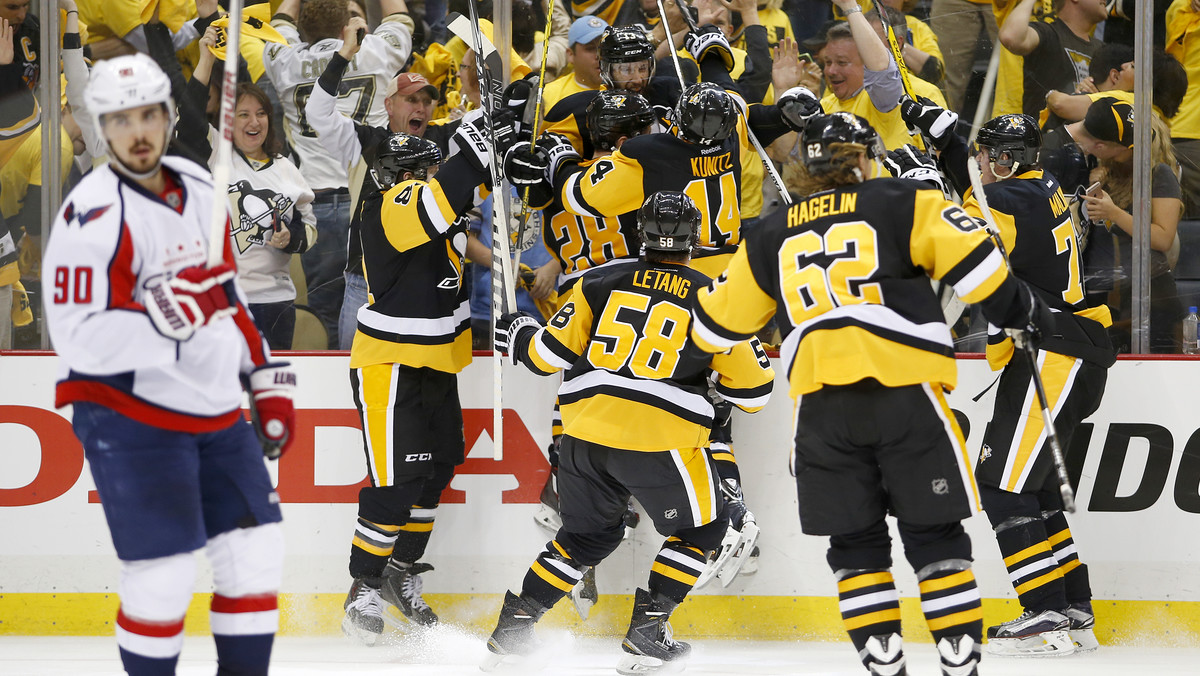 Pittsburgh Penguins wygrali z Washington Capitals w szóstym meczu 4:3 po dogrywce i zakończyli rywalizację 4-2. Z wyścigu po Puchar Stanleya odpadł największy faworyt i jednocześnie najlepsza drużyna sezonu zasadniczego NHL.