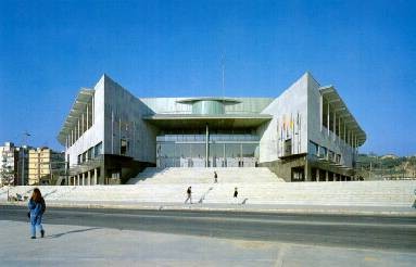 Pawilon Olimpijski w Badalona (Palau Municipal d'Esports de Badalona), który zwyciężył w 1992 roku, jest jest jedną z architektonicznych wizytówek Katalonii. Ta arena sportowa, wybudowana rok wcześniej, tuż przed Letnimi Igrzyskami Olimpijskimi w Barcelonie, przewidziana jest na 12,5 tys. osób. Początkowo miała być halą do rozgrywek w koszykówkę. Obecnie organizowane są tam również koncerty i inne wydarzenia. Zaprojektowali ją Esteve Bonell i Francesc Rius.
Fot. Ottobdn, Wikipedia Commons