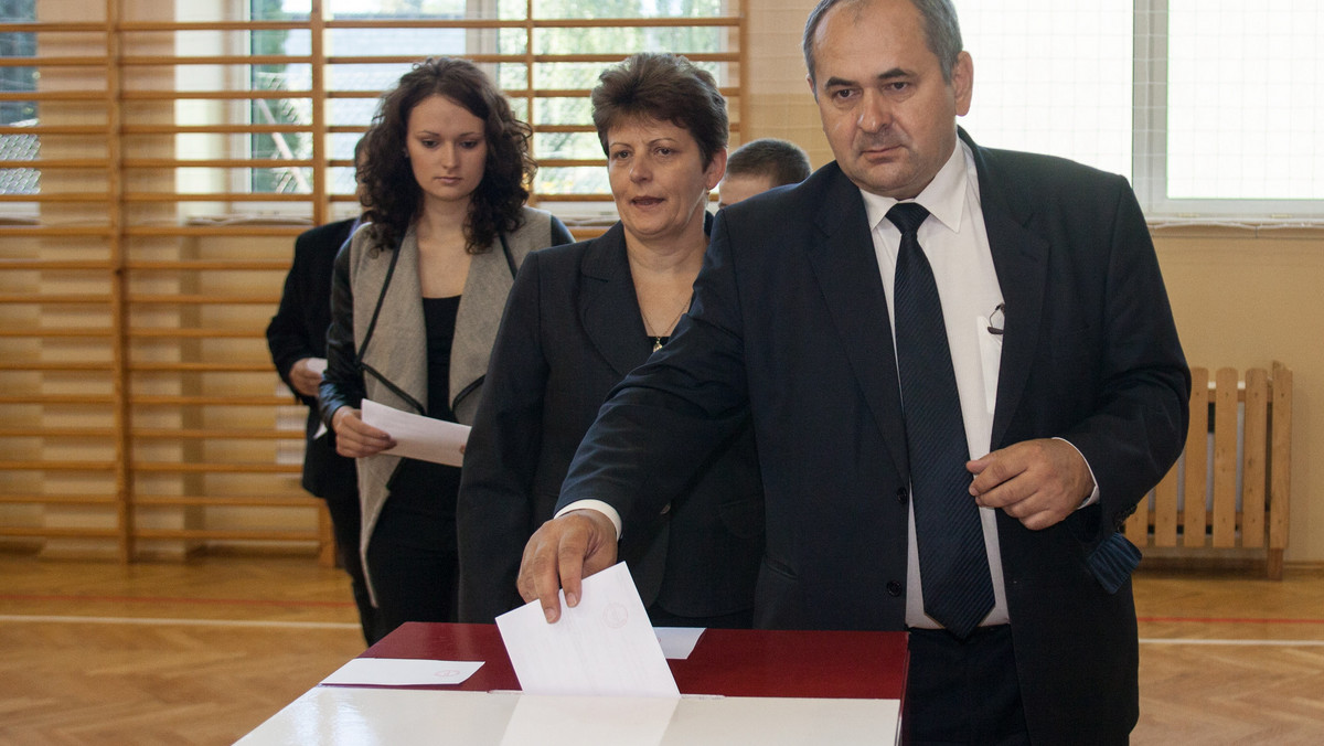 Wybory uzupełniające do Senatu w okręgu nr 55 na Podkarpaciu wygrał kandydat Prawa i Sprawiedliwości Zdzisław Pupa, na którego głosowało 60,84 proc. wyborców – podała w nocy z niedzieli na poniedziałek Okręgowa Komisja Wyborcza w Rzeszowie.