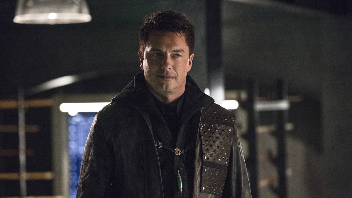 John Barrowman, który w serialu "Arrow" wciela się czarny charakter Malcolma Merlyna, dołączył do stałej obsady innych serialowych ekranizacji komiksów DC: "The Flash", "Legends of Tomorrow" oraz "Supergirl". Wcześniej w części z nich pojawiał się gościnnie.