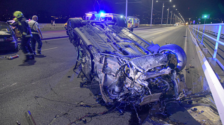 A Mercedes átszakította a szalagkorlátot, elgázolta Benjámint, majd egy BMW-nek csapódott / Fotó: MB OKF